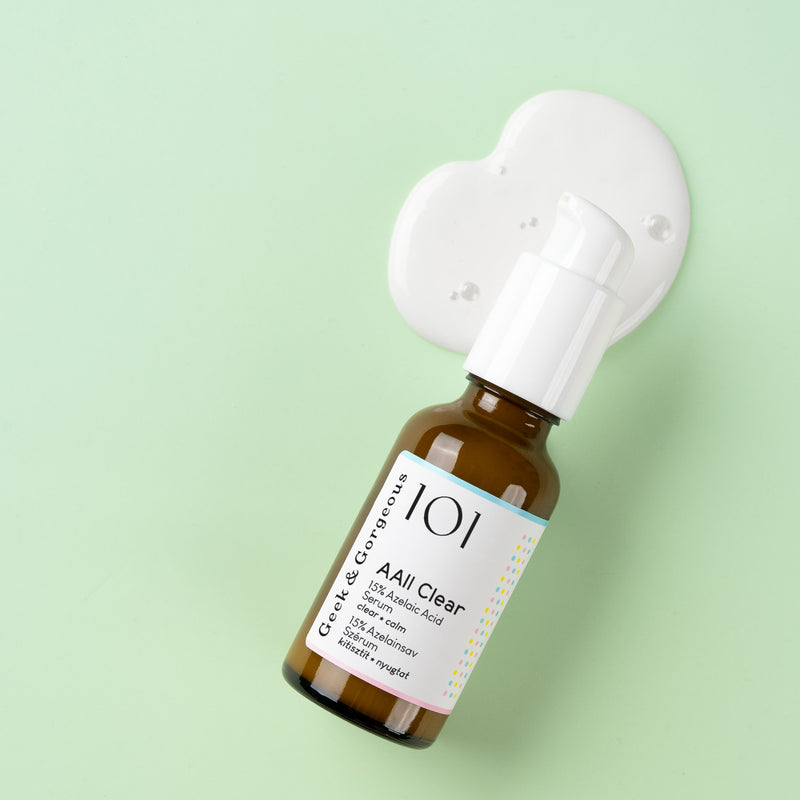 Aall Clear flesje schuin op een klodder serum tegen mintgroen