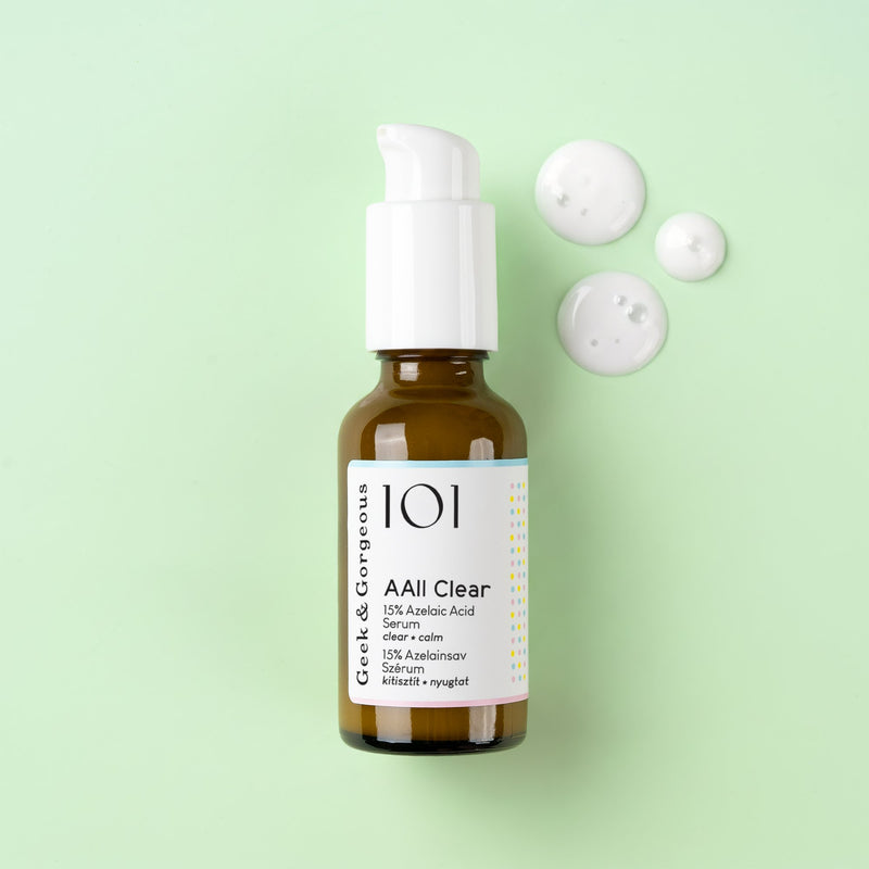 Aall Clear serum met drie druppels van de lichte, witte textuur op mintgroen
