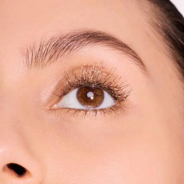 Close-up van een oog met de Rose Gold Glitz glitter mascara op de wimpers