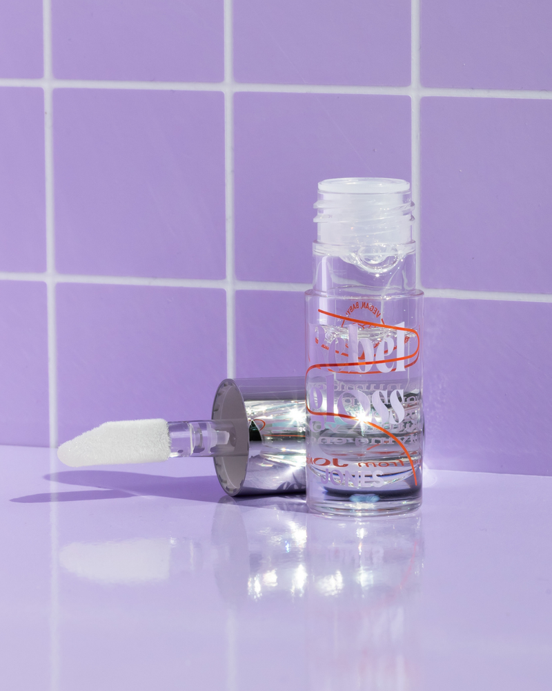 Take It From Jones Rebel Gloss N*ked, lipgloss met glanzende finish en verzorgende oliën.