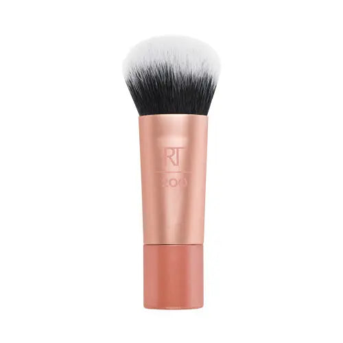 Real Techniques Mini Expert Face Brush, ronde make-up kwast voor foundation en poeder, op model