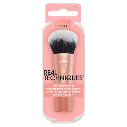 Real Techniques Mini Expert Face Brush, ronde make-up kwast voor foundation en poeder, op model