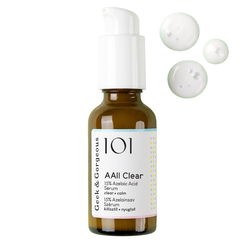 Flesje Geek & Gorgeous Aall Clear serum met witte pomp en druppels serum, op witte achtergrond