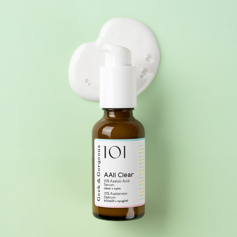 Aall Clear serum rechtop op een klodder witte serumtextuur, mintgroene achtergrond