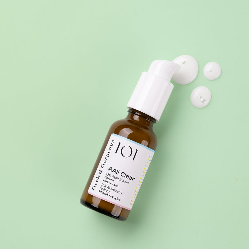 Aall Clear flesje schuin met druppels serum bij de pomp, mintgroene achtergrond