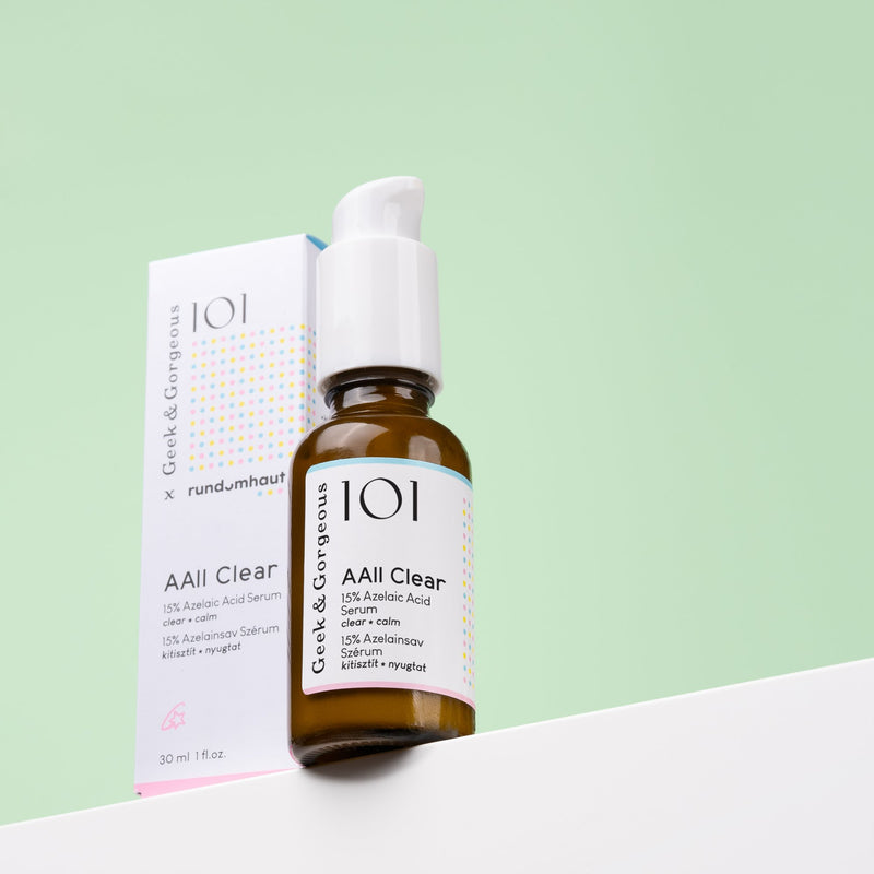 Aall Clear serum van 30 ml naast de doos op een witte rand, mintgroene achtergrond