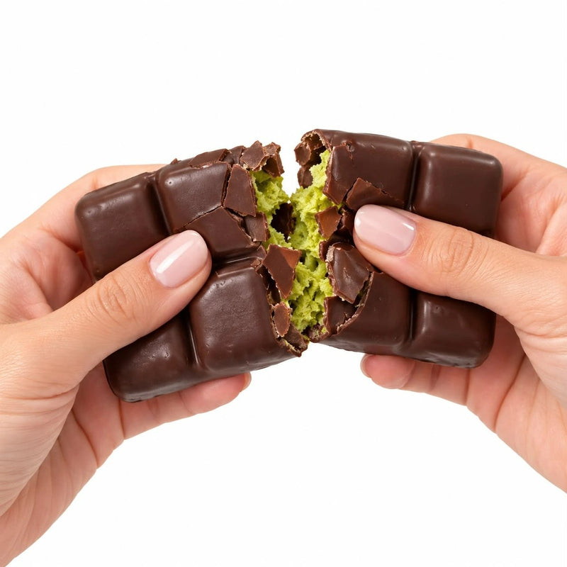 Wax Cracking Dubai Chocolate Squishy, bruine waslaag rond de chocolade squishy